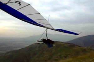 Wills Wing designer Steve Pearson launches the 3000th Falcon from Marshall Peak